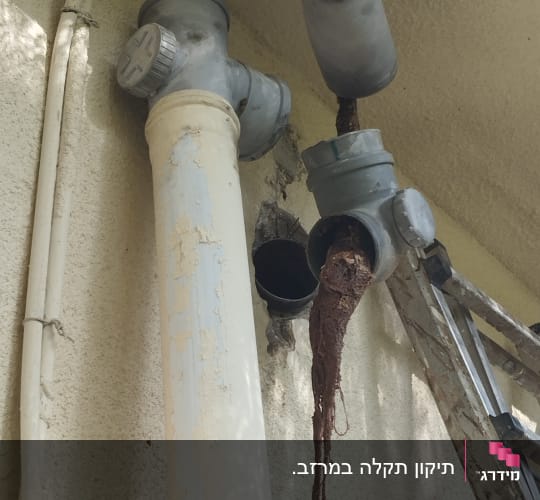 צינורות פלסטיק על גג עם סולם לידם